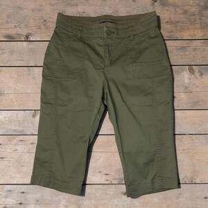 Lee Womens Relaxed Fit Ultra Lux Comfort Flex-to-Go Capri Pants Olive Green Sz 8